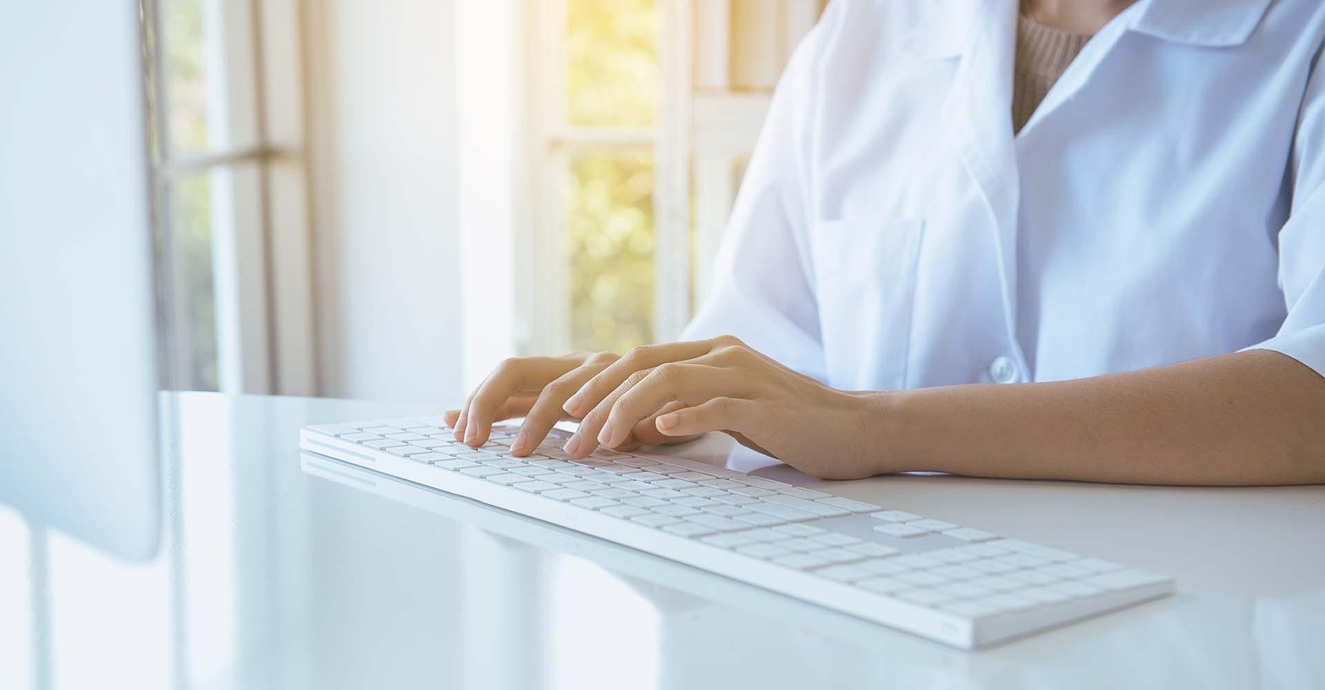 Secrétaire médicale au travail, saisie de documents dans un cabinet médical