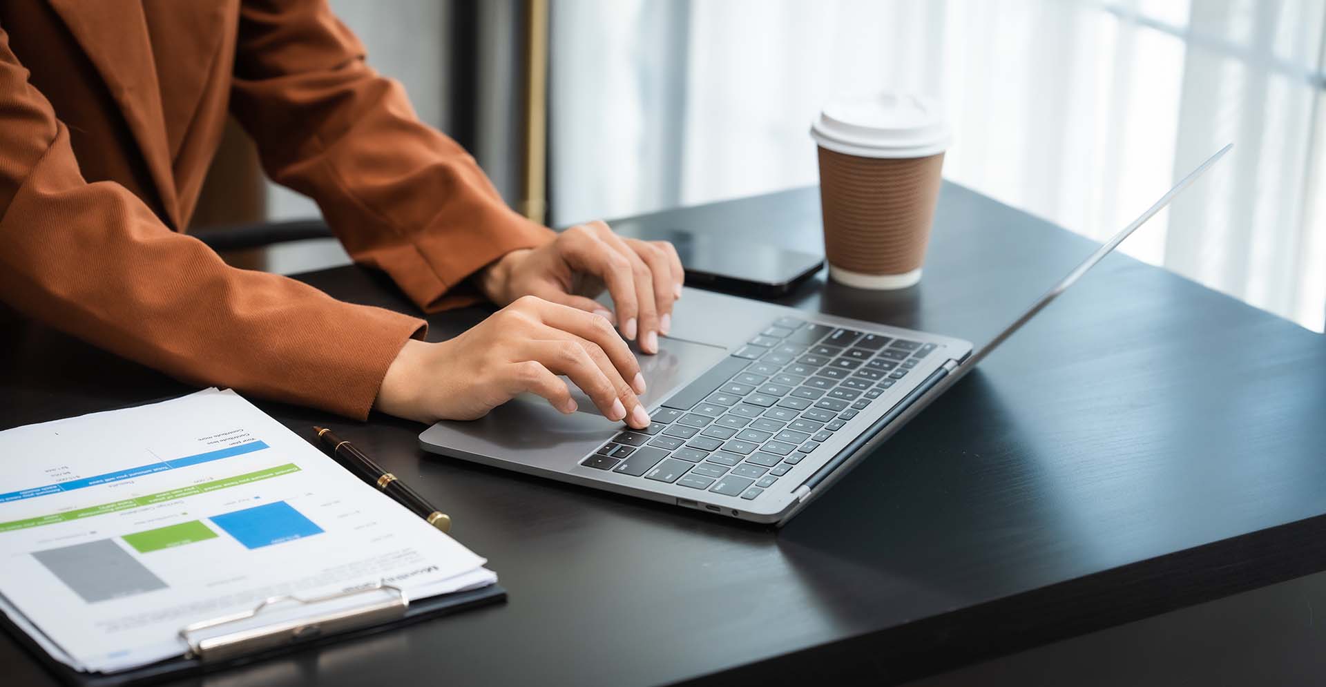Secrétaire médicale gérant la frappe de documents médicaux